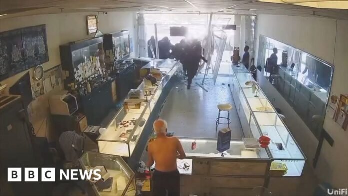 More than a dozen robbers storm jewellery shop in CaliforniaAn 88-year-old jewellery store owner in San Jose is recovering after being assaulted during a violent smash-and-grab robbery.5 hrs agoUS & Canada